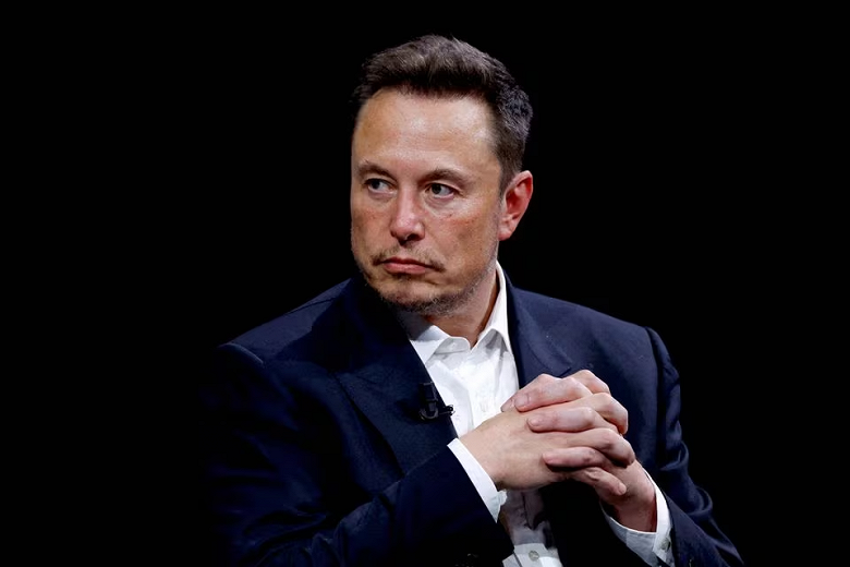 Илон Маск переживает, что его могут сместить, чтобы захватить власть в Tesla, поэтому миллиардер хочет вдвое больше акций компании